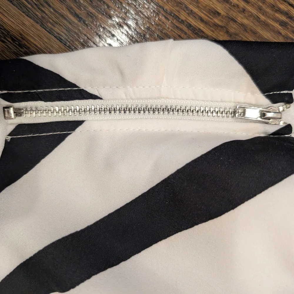 L'Atiste Black and White Striped One-Shoulder Crop Top with Bow - Picture 4 of 8